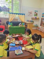 Con làm rối từ túi giấy đấy ạ! Mọi người đến lớp a5 để nghe con kể chuyện từ rối tay con làm nha!