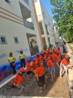 Chúng con chơi với cát đấy ạ