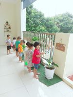 Chúng mình chăm sóc cây thích lắm ạ