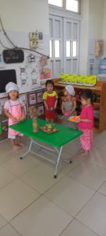 Chúng tớ tập làm đầu bếp đấy