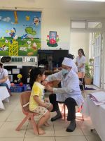 Khi chúng con được bác sỹ nghe tim phổi cho.