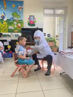 Khi chúng con được bác sỹ nghe tim phổi cho.