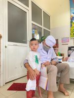 Khi con chưa sẵn sàng khám bác đang làm cho con an tâm để khám ạ!