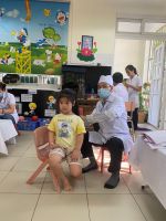 Khi chúng con được bác sỹ nghe tim phổi cho.