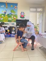 Khi chúng con được bác sỹ nghe tim phổi cho.