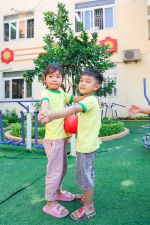 Chúng con chơi chuyền bóng về đích