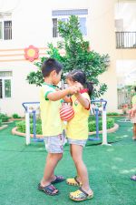 Chúng con chơi chuyền bóng về đích