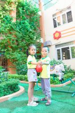 Chúng con chơi chuyền bóng về đích