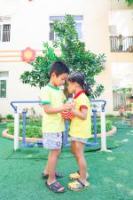 Chúng con chơi chuyền bóng về đích