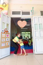 Cô trò trao nhau cái ôm buổi sáng