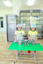 chúng con chia thìa cho các lớp đây ạ!