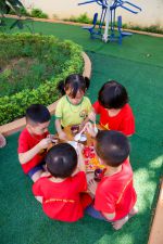 chúng con làm hoa quả dầm đấy ạ!