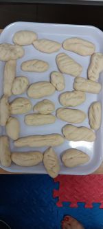 Những chiếc bánh của chúng con chuẩn bị được cho vào lo rồi ạ!