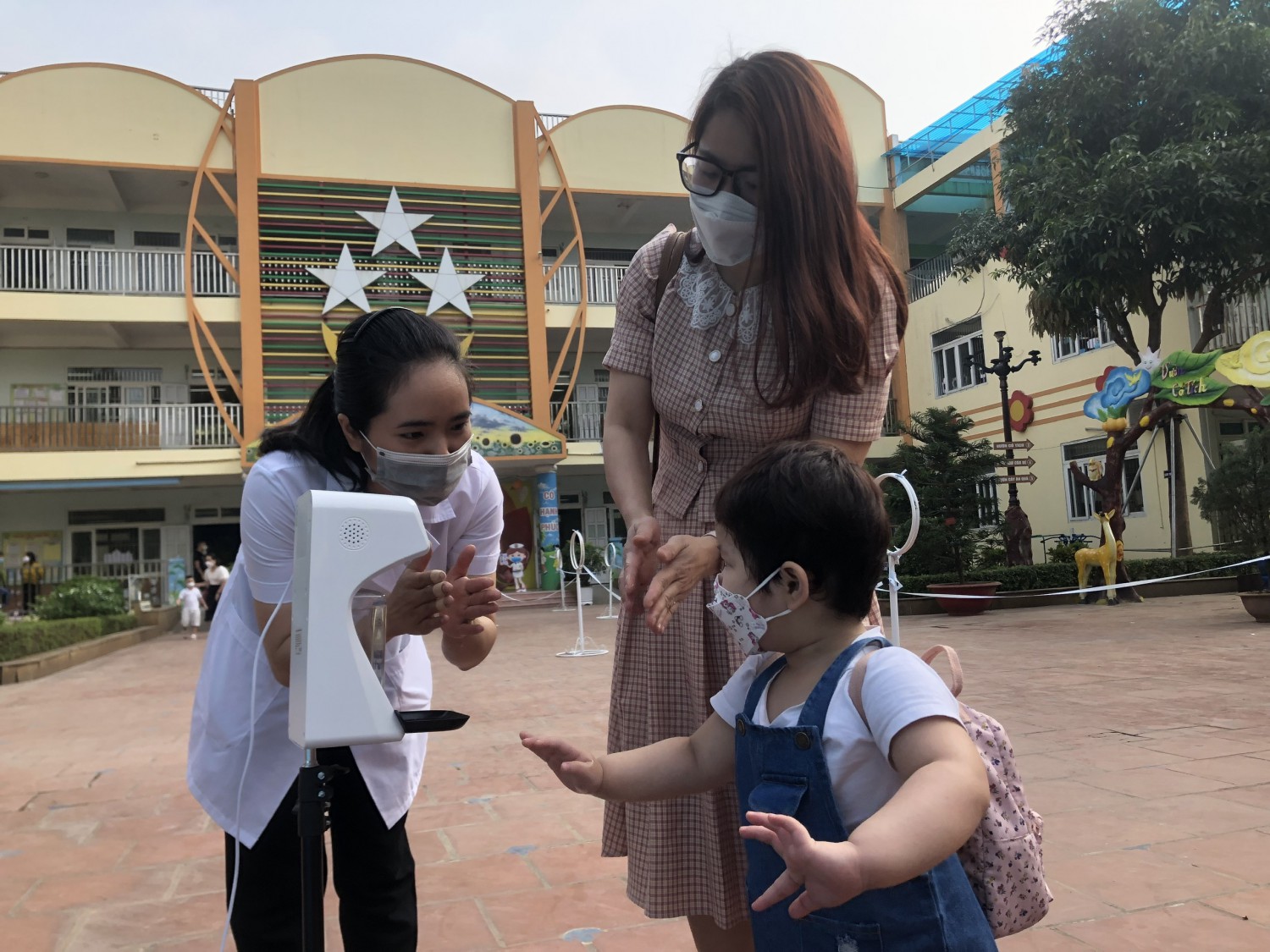 Các bé trường Mầm non Bình Minh đến trường thật là vui!