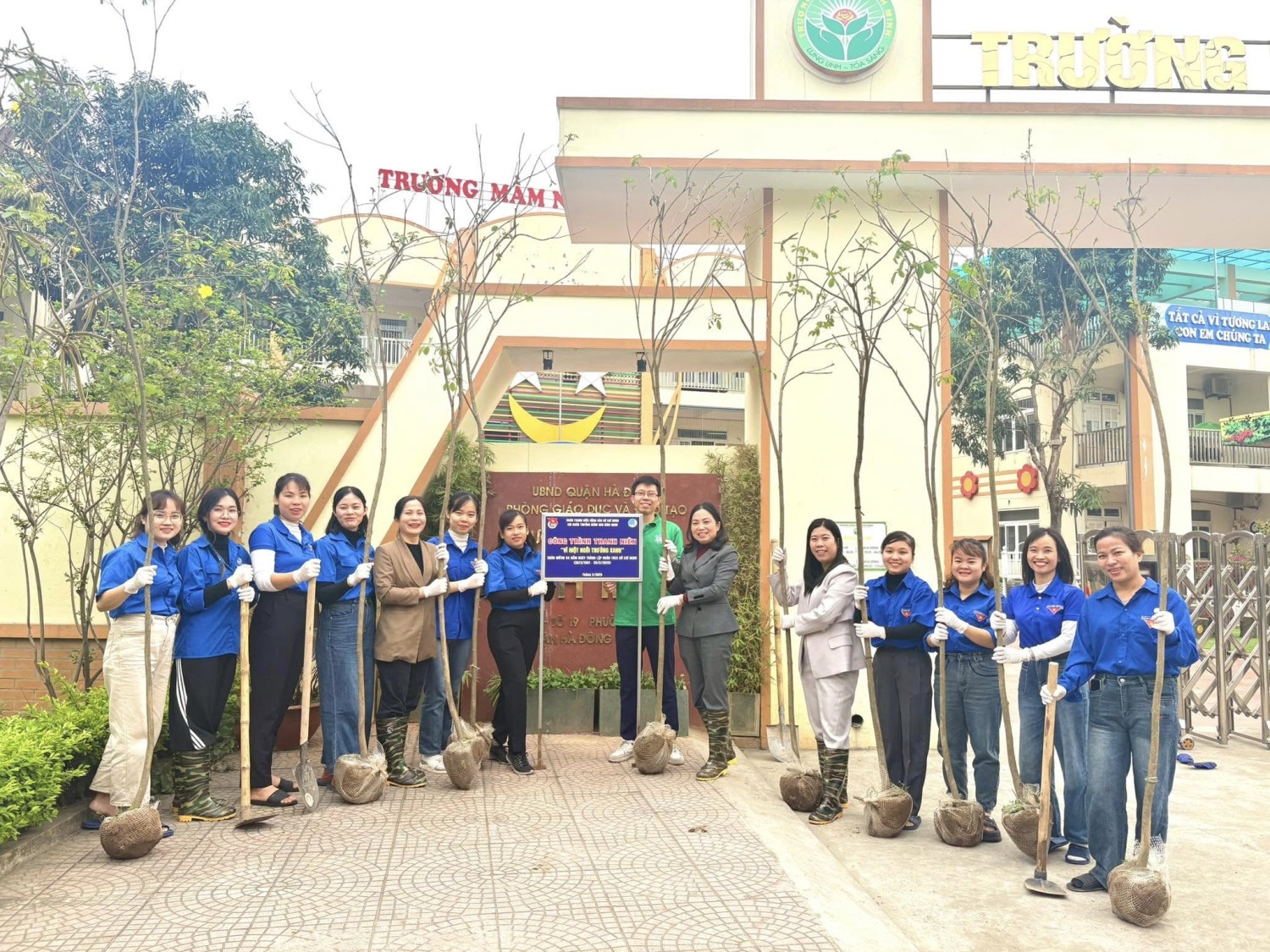 Ban giám hiệu và Đoàn thanh niên trường mầm non Bình Minh