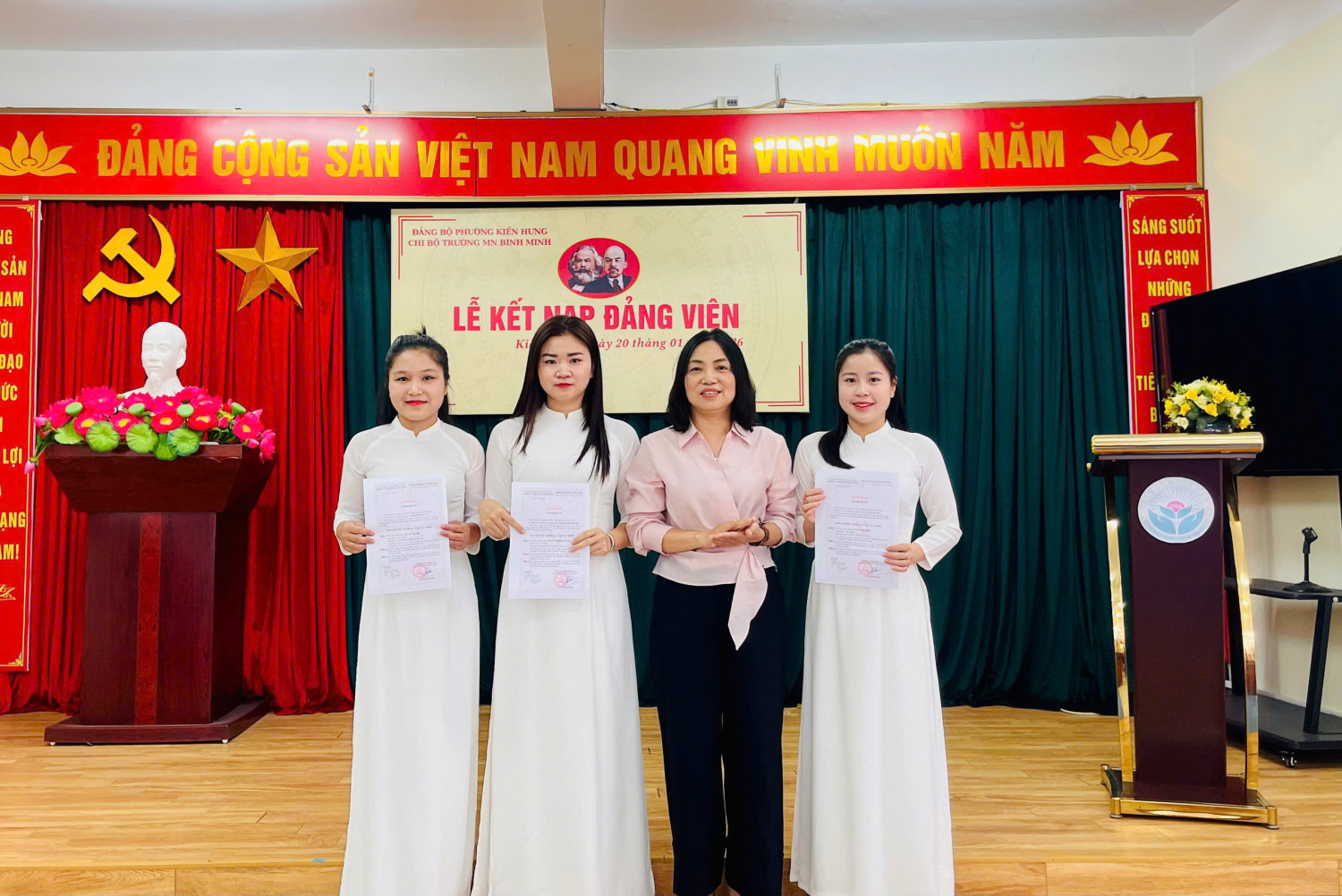 CHI BỘ TRƯỜNG MẦM NON BÌNH MINH TỔ CHỨC LỄ KẾT NẠP ĐẢNG VIÊN MỚI